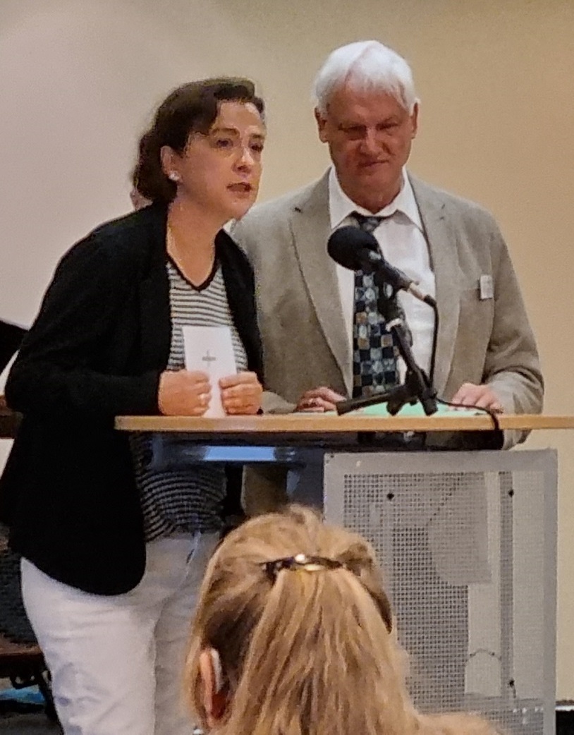 Ursula Sautter spricht am Rednerpult, Robert Landsberg steht daneben